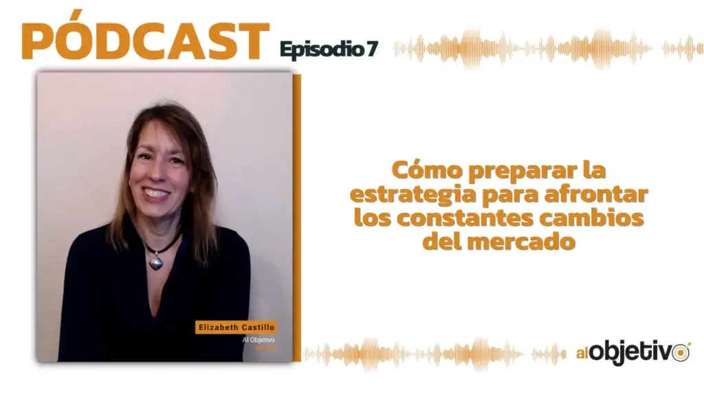 Foto de mujer, Elizabeth Castillo, explicando sobre estrategias y previsiones