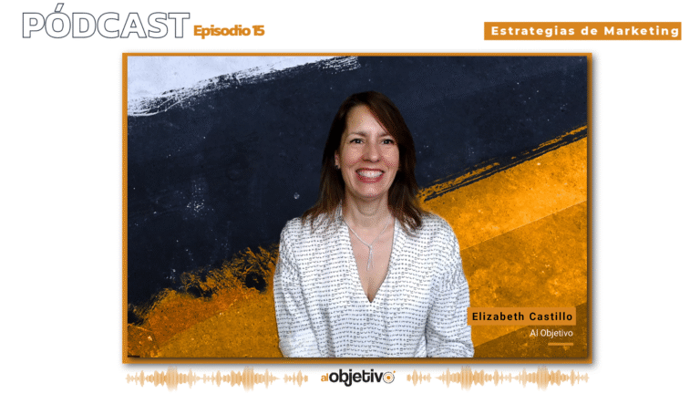 Una mujer, Elizabeth Castillo, explicando las estrategias de marketing para la empresa
