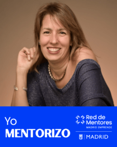 Foto de Elizabeth Castillo con el símbolo en azul de la Red de Mentores de Madrid