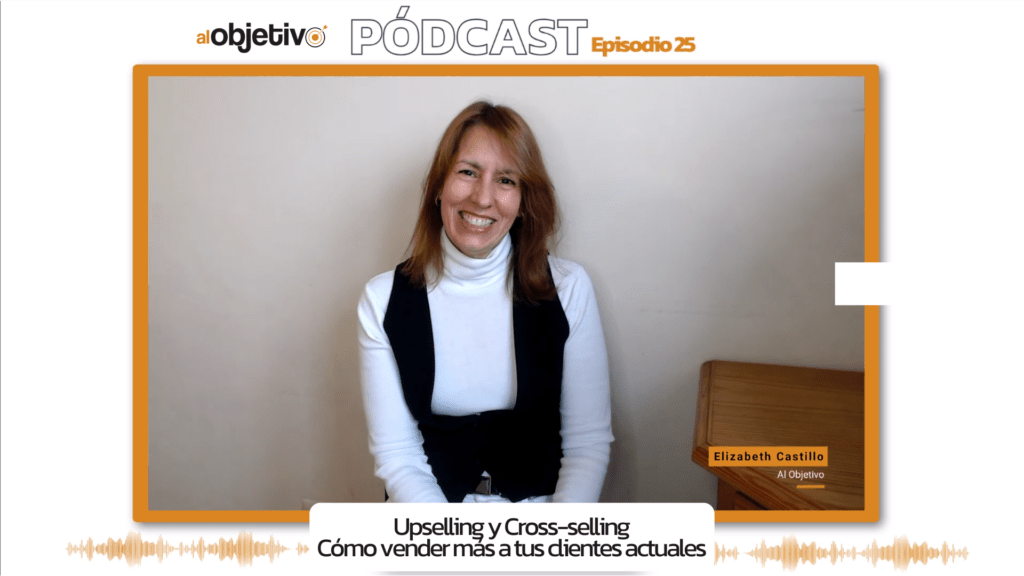 Elizabeth Castillo en el pódcast Al Objetivo hablando sobre estrategias de cross-selling y upselling