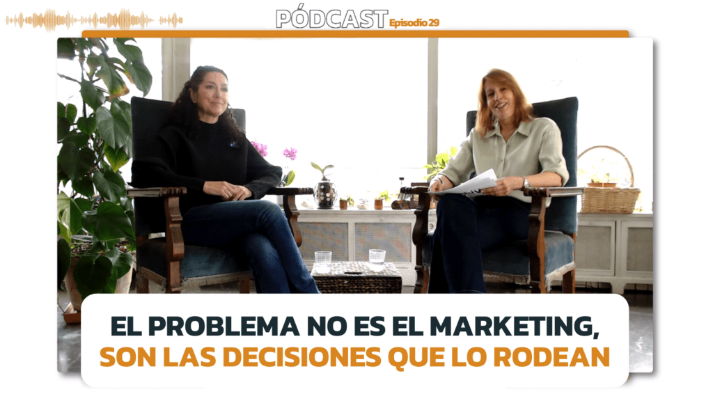 Dos mujeres sentadas hablando sobre por qué falla el marketing en las empresas