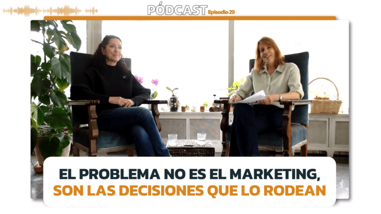Dos mujeres sentadas hablando sobre por qué falla el marketing en las empresas
