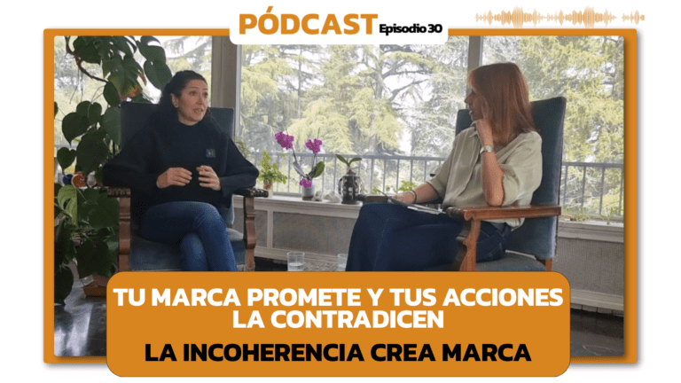 Dos mujeres sentadas y hablando entre sí sobre errores de branding.